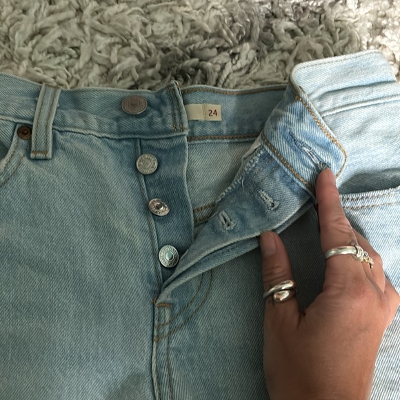 Levi’s barely worn wedgie short size 24. Too small won’t fit me anymore - Picture 6 of 6